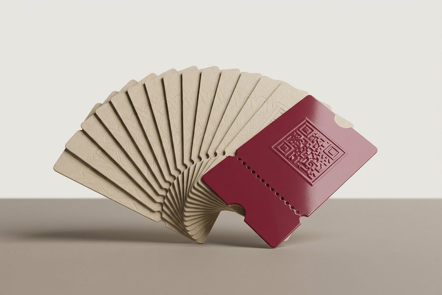 Abanico de entradas idénticas; la primera es burdeos con un sello QR en relieve